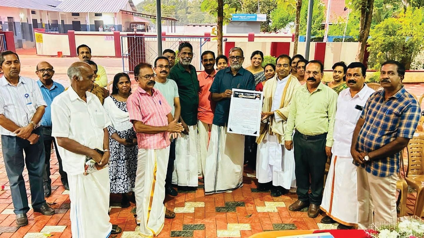 സ്ഥലംമാറി പോകുന്ന കെ ഇ കാർമൽ സ്‌കൂൾ പ്രിൻസിപ്പൽ ഫാ. ഡോ. സാംജി വടക്കേടത്തിന്  നിയുക്ത എംഎൽഎ പി പ്രസാദ് ഉപഹാരം നൽകുന്നു