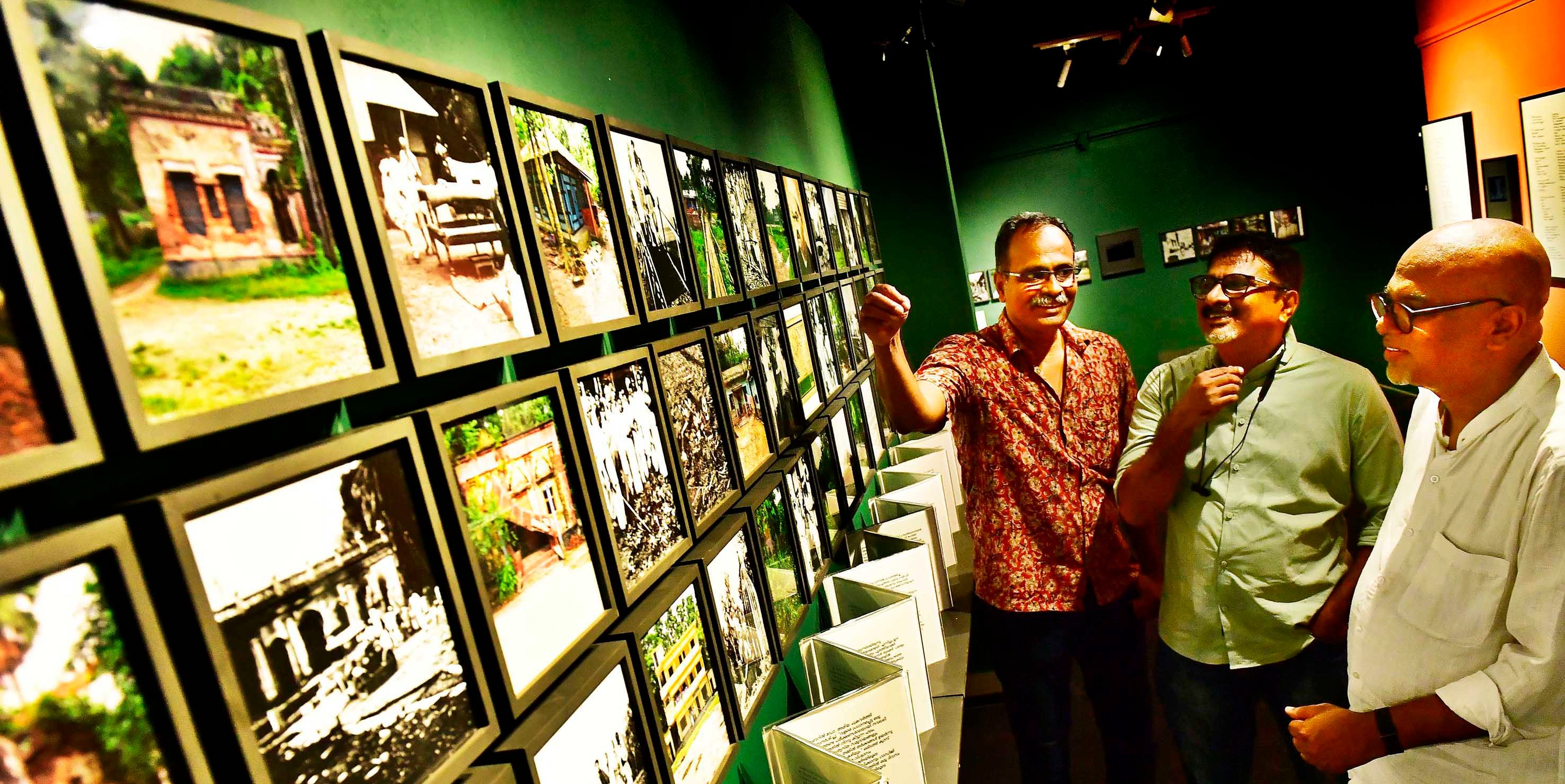 കേരള ലളിത കലാ അക്കാദമിയിൽ നടക്കുന്ന ഗാന്ധിജി ചരിത്ര വഴിയിൽ കലാപ്രദർശന ചിത്രങ്ങൾക്കരികെ  സുധീഷ് എഴുവത്ത്‌, പി എൻ ഗോപീകൃഷ്ണൻ, മുരളി ചീരോത്ത്‌ എന്നിവർ