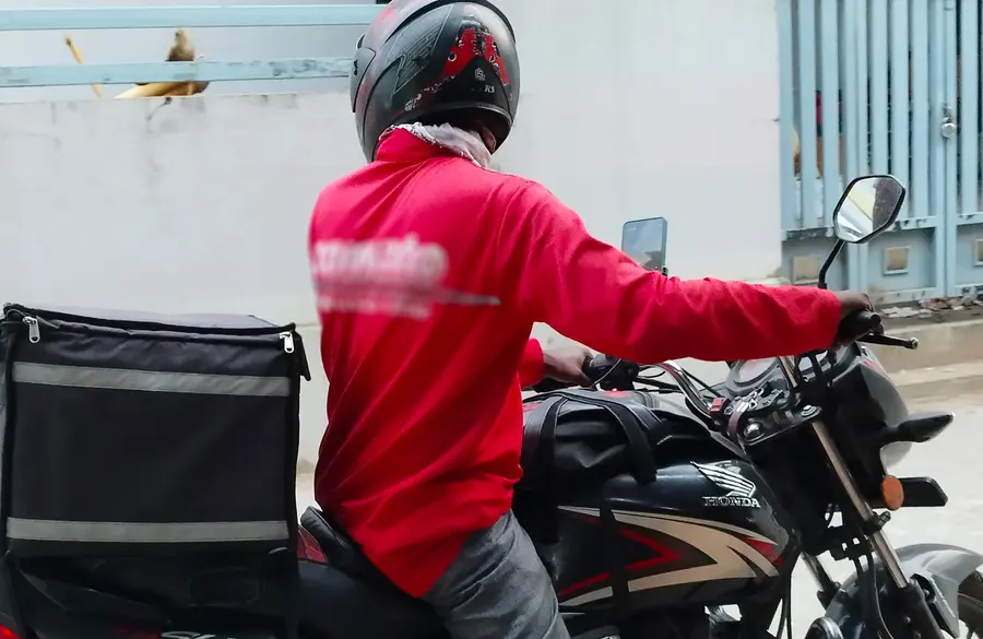 പാലക്കാട് നഗരത്തിൽ ഓർഡറുമായി പോകുന്ന ഓൺലൈൻ ഭക്ഷണവിതരണ തൊഴിലാളി