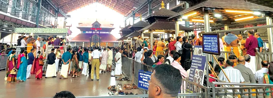 ഗുരുവായൂരിൽ ഞായറാഴ്ച ഏറ്റവും കൂടുതല് വിവാഹങ്ങള് നടന്ന രാവിലെ എട്ടോടെയുള്ള ദൃശ്യം