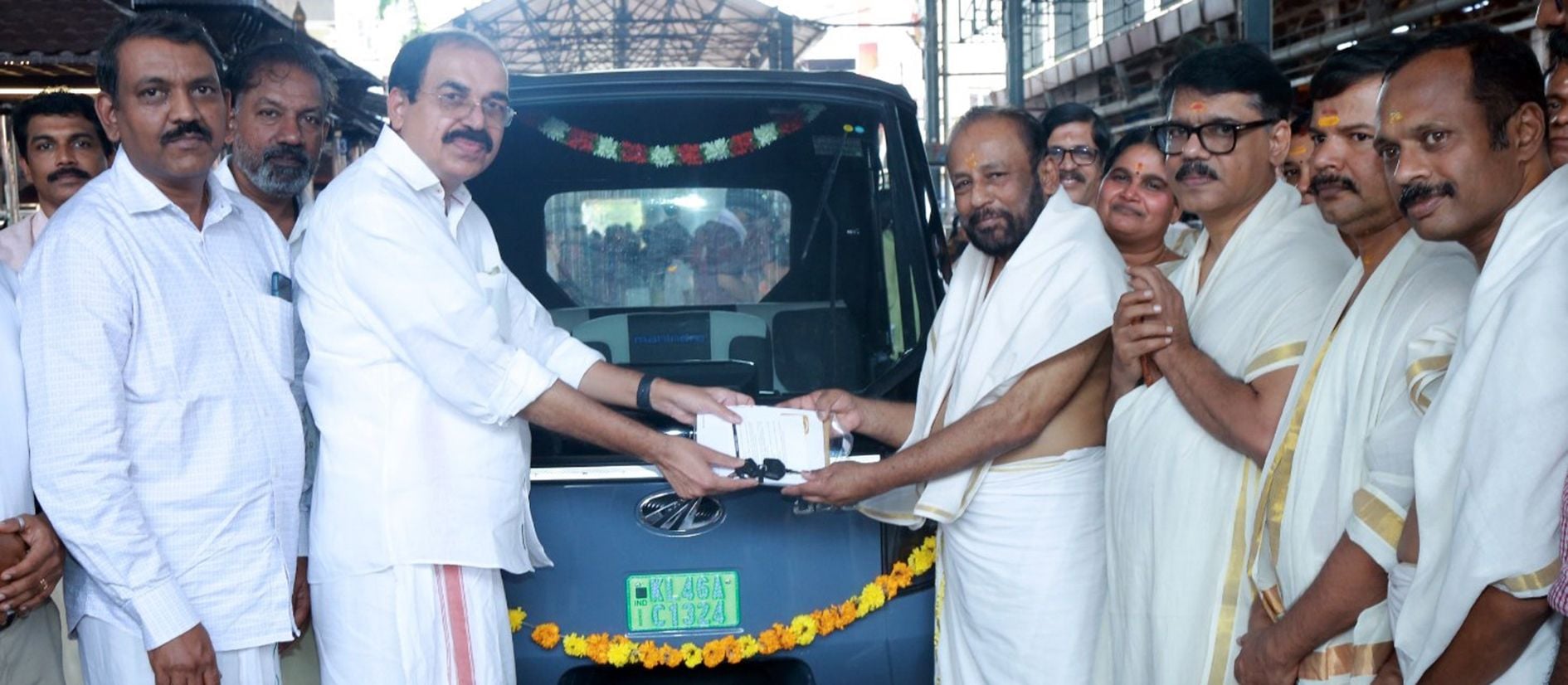 ഗുരുവായൂര്‍ ക്ഷേത്രത്തിലേക്ക് വഴിപാടായി ലഭിച്ച മഹീന്ദ്ര ഇലക്ട്രിക് ഓട്ടോയുടെ രേഖകളും താക്കോലും  ദേവസ്വം ചെയര്‍മാന്‍  എ വി ഗോപിനാഥ് ഏറ്റുവാങ്ങുന്നു