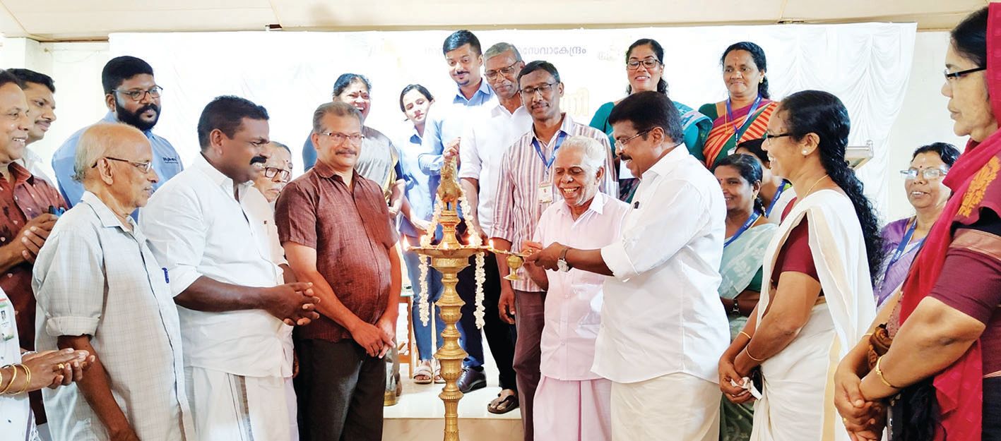 എസ്എൽ പുരം ഗാന്ധി സ്മാരക ഗ്രാമസേവാ കേന്ദ്രത്തിൽ  ഗാന്ധിജയന്തി ദിന സമ്മേളനം പി പി ചിത്തിരഞ്ജൻ എംഎൽഎ ഉദ്ഘാടനംചെയ്യുന്നു 