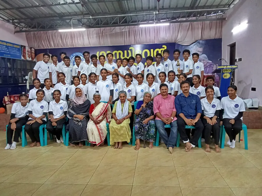 കരിക്കോട് ടികെഎം ഹയർ സെക്കൻ്ററി സ്കൂളിലെ എസ്പിസി, ജെആർസി യൂണിറ്റുകൾ    വേളമാനൂർ ഗാന്ധിഭൻ സന്ദർശിച്ചപ്പോൾ