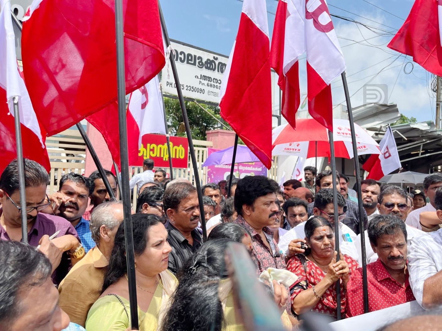 ധർണ കെ ബി ഗണേഷ് കുമാർ ഉദ്ഘാടനം ചെയ്യുന്നു