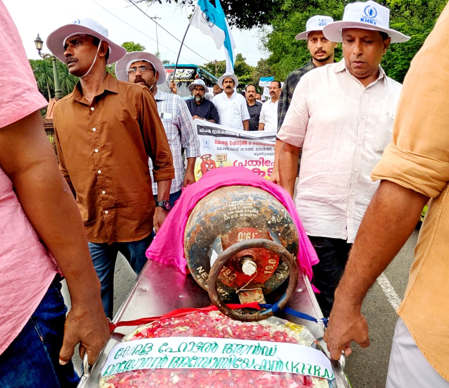 പുകഞ്ഞ് തീയായ് പ്രതിഷേധം ...  വാണിജ്യ പാചകവാതക സിലിണ്ടറിന് ഒരു ദിവസം കൊണ്ട് 993 രൂപ വര്‍ധിപ്പിച്ച കേന്ദ്രസര്‍ക്കാരിന്റെ ജനവിരുദ്ധ നടപടിക്കെതിരെ കേരള ഹോട്ടല്‍ ആൻഡ് റസ്റ്റോറന്റ് അസോസിയേഷന്‍ കോഴിക്കോട്ട് സംഘടിപ്പിച്ച പ്രതീകാത്മക പ്രതിഷേധത്തില്‍ നിന്ന്