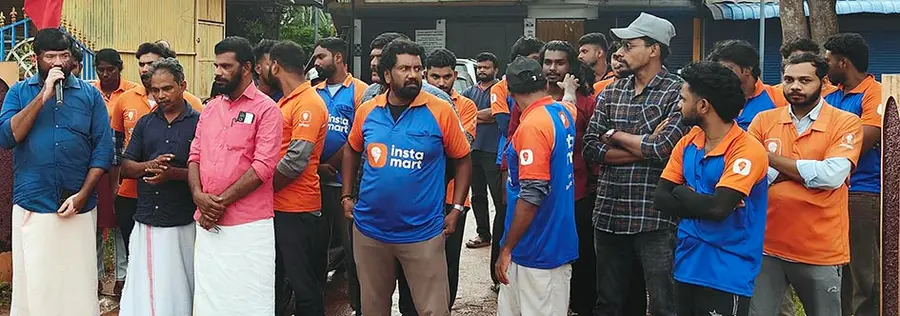 കേരള സ്റ്റേറ്റ് ഗിഗ് ആൻഡ് പ്ലാറ്റ്ഫോം വർക്കേഴ്സ് യൂണിയൻ നേതൃത്വത്തിൽ കൊല്ലം പള്ളിമുക്കിലെ ഇൻസ്റ്റാമാർട്ട് ഹബ്ബിന് മുന്നിൽ നടത്തിയ സമരം സിഐടിയു ജില്ലാ ജോയിന്റ് സെക്രട്ടറി ജി ആനന്ദൻ ഉദ്ഘാടനംചെയ്യുന്നു 