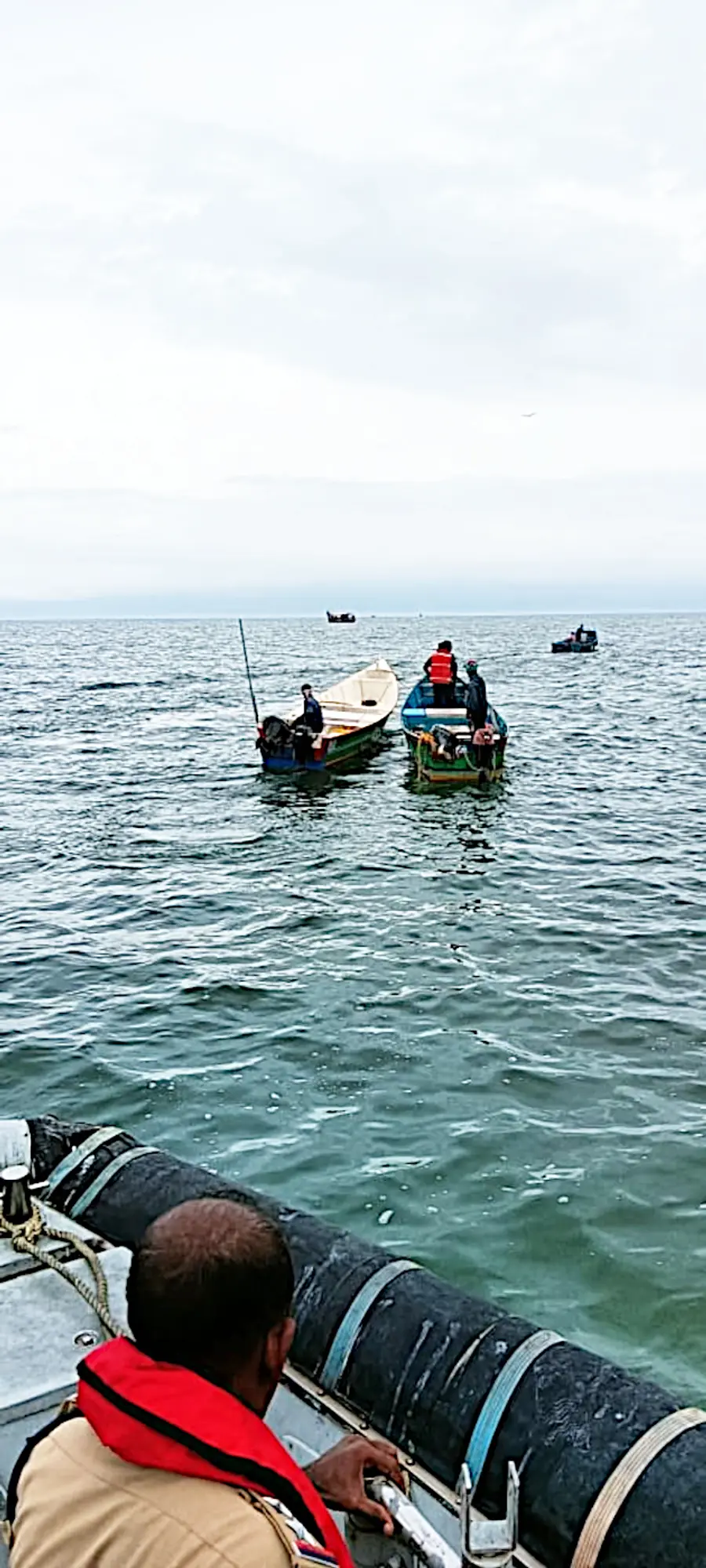 അനധികൃത മീൻപിടിത്തം നടത്തിയ ബോട്ടുകൾ