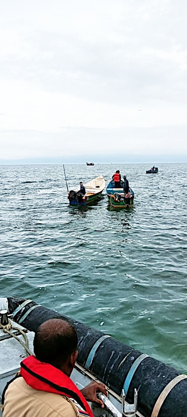 അനധികൃത മീൻപിടിത്തം നടത്തിയ ബോട്ടുകൾ  