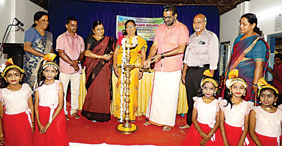 കുതിരപ്പന്തി ടികെഎംഎം യുപി സ്‌കൂളിൽ സംഘടിപ്പിച്ച വായനപക്ഷാചരണത്തിന്റെ സമാപനം  എച്ച് സലാം എംഎൽഎ ഉദ്ഘാടനംചെയ്യുന്നു