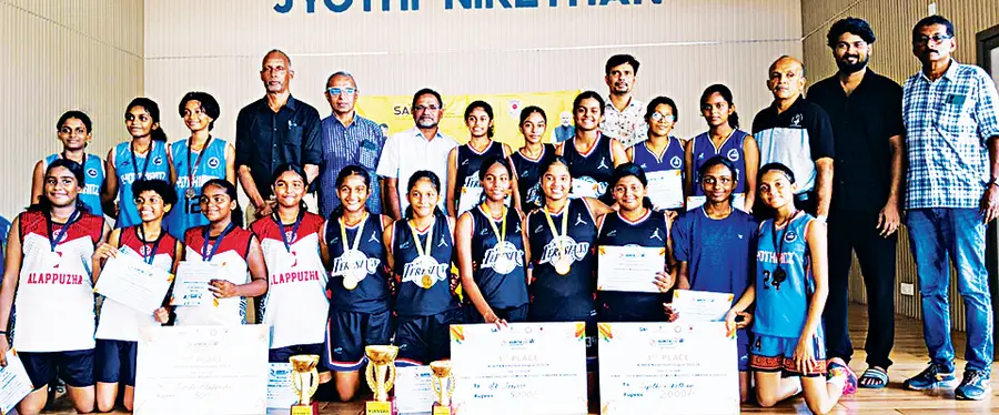 ഖേലോ ഇന്ത്യ അസ്മിത ബാസ്‍കറ്റ്ബോൾ ഗേൾസ് അണ്ടർ 14 ലീഗ്  വിജയികളായ ടീമുകൾ ഭാരവാഹികൾക്കൊപ്പം