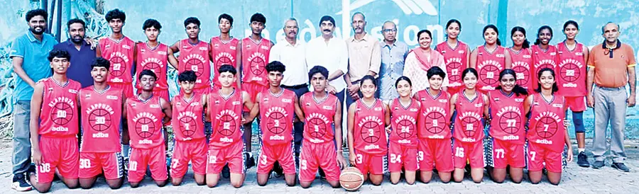 സംസ്ഥാന യൂത്ത് ബാസ-്കറ്റ്ബോൾ ചാമ്പ്യൻഷിപ്പിൽ പങ്കെടുക്കുന്ന ജില്ലാ ആൺ, പെൺകുട്ടികളുടെ ടീമുകൾ ഭാരവാഹികൾക്കൊപ്പം
