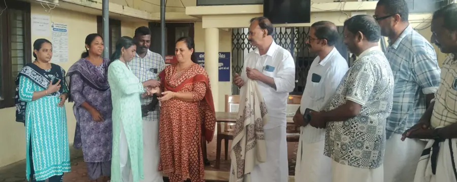 ഷൈനി വർഗീസ് കളഞ്ഞുകിട്ടിയ മാല ഉടമ അമ്പിളി സബാഷിന് കൈമാറുന്നു
