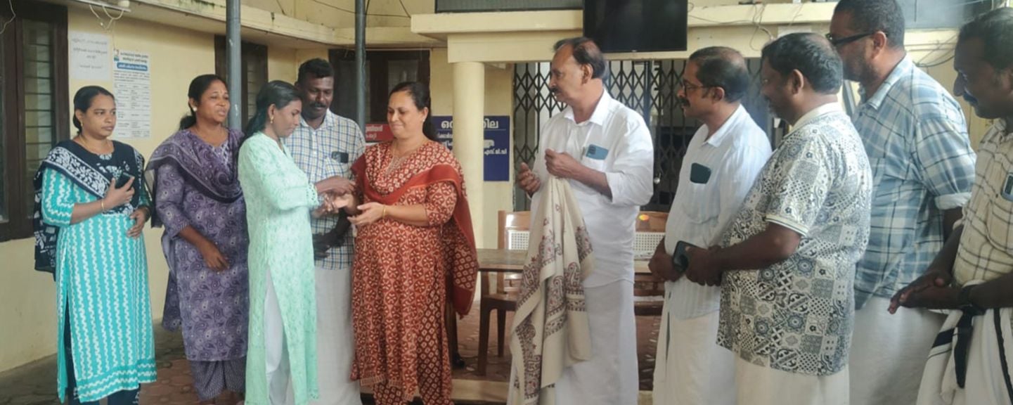 ഷൈനി വർഗീസ് കളഞ്ഞുകിട്ടിയ മാല ഉടമ അമ്പിളി സബാഷിന് കൈമാറുന്നു