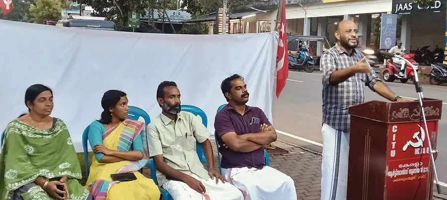 യുവമോർച്ച ജില്ലാ ജനറൽ സെക്രട്ടറി രാഹുൽ രാധാകൃഷ്ണൻ ഉൾപ്പെട്ട
സ്വർണപ്പണയ തട്ടിപ്പിലെ പ്രതികളെ ഉടൻ അറസ്റ്റ് ചെയ്യണമെന്ന് ആവശ്യപ്പെട്ട്
സിപിഐ എം ചുനക്കര വടക്ക് ലോക്കൽ കമ്മിറ്റി സംഘടിപ്പിച്ച പ്രതിഷേധയോഗം ഏരിയ സെക്രട്ടറി ബി ബിനു ഉദ്ഘാടനംചെയ്യുന്നു