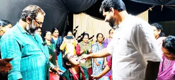 നിരാഹാരമിരുന്ന ഹരിത കർമസേന തൊഴിലാളി പി ടി ഉഷാകുമാരിക്ക്‌  ടി കെ സുമേഷ് നാരങ്ങാനീര് നൽകുന്നു 