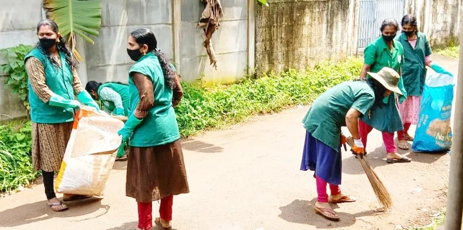 അമ്പലപ്പാറ തെക്കുംപുറത്ത് ഹരിത കർമസേനാംഗങ്ങൾ മാലിന്യം ശേഖരിക്കുന്നു