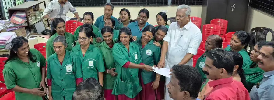 തെക്കുംകര പഞ്ചായത്തിലെ ഹരിതകർമസേന അംഗങ്ങളുടെ ദേശാഭിമാനി വാർഷിക വരിസംഖ്യയും  ലിസ്റ്റും   സിപിഐ എം സംസ്ഥാന കമ്മിറ്റിയംഗം എ സി മൊയ്തീൻ ഏറ്റുവാങ്ങുന്നു