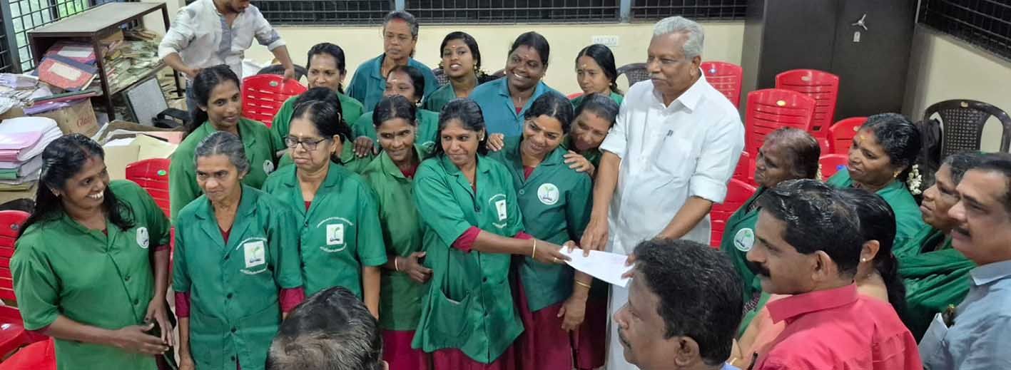 തെക്കുംകര പഞ്ചായത്തിലെ ഹരിതകർമസേന അംഗങ്ങളുടെ ദേശാഭിമാനി വാർഷിക വരിസംഖ്യയും  ലിസ്റ്റും   സിപിഐ എം സംസ്ഥാന കമ്മിറ്റിയംഗം എ സി മൊയ്തീൻ ഏറ്റുവാങ്ങുന്നു