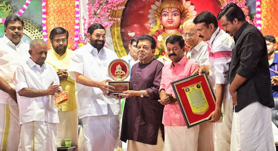 ഹരിവരാസനം പുരസ്‌കാരം തിരുവിഴ ജയശങ്കറിന് ദേവസ്വം മന്ത്രി വി എൻ വാസവൻ സമ്മാനിക്കുന്നു
