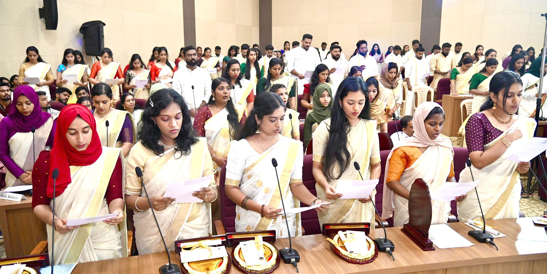 ആരോഗ്യ സർവകലാശാല ബിരുദാന ചടങ്ങിൽ പഠനം പൂർത്തിയാക്കിയ വിദ്യാർഥികൾ പ്രതിജ്ഞ ചൊല്ലുന്നു