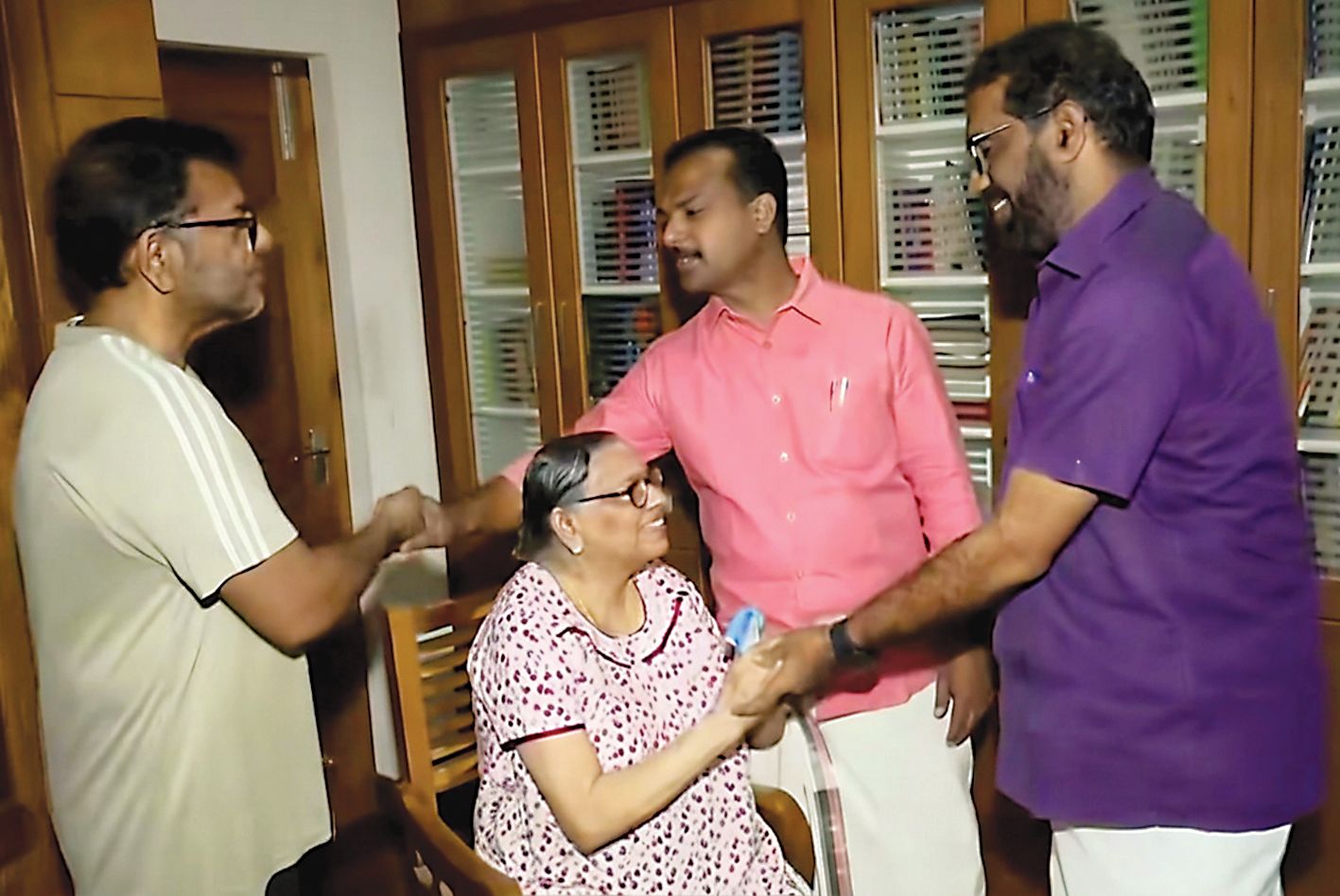 അമ്പലപ്പുഴ മണ്ഡലം എൽഡിഎഫ് സ്ഥാനാർഥി എച്ച് സലാം വി എസ് അച്യുതാനന്ദന്റെ  തിരുവനന്തപുരത്തെ വീട്ടിലെത്തി ഭാര്യ വസുമതിയെ സന്ദർശിച്ചപ്പോൾ. മകൻ വി എ അരുൺകുമാർ, വട്ടിയൂർക്കാവ് മണ്ഡലം എൽഡിഎഫ്  സ്ഥാനാർഥി വി കെ പ്രശാന്ത് എന്നിവർ സമീപം