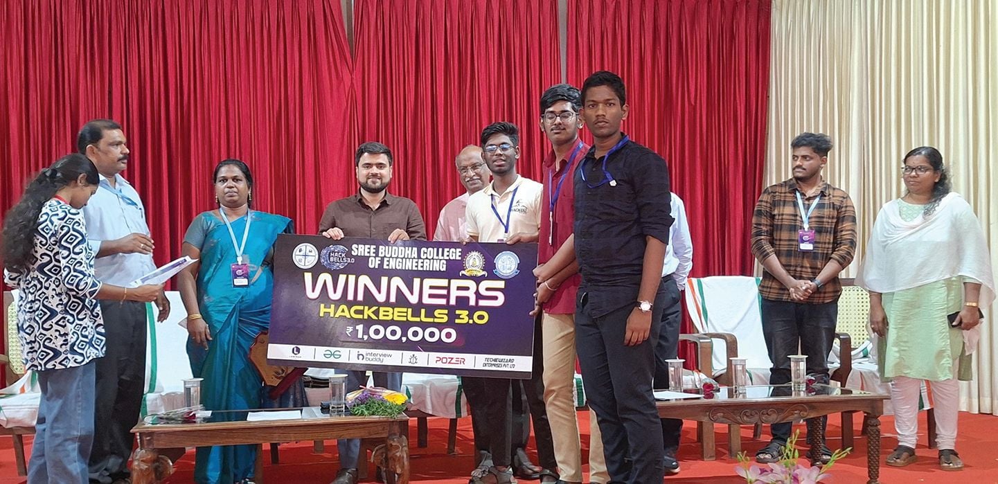 പാറ്റൂർ ശ്രീബുദ്ധ കോളേജ് ഓഫ് എൻജിനിയറിങ്ങിൽ നടന്ന ദേശീയ ഹാക്കത്തോൺ വിജയികൾക്ക്  തിരുവല്ല സബ്കലക-്ടർ സുമിത്കുമാർ ഠാക്കൂർ സമ്മാനം നൽകുന്നു