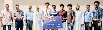 പുന്നപ്ര കാർമൽ പോളിടെക്നിക് കോളേജ് സംസ്ഥാന ഹാക്കത്തോണിൽ വിജയിച്ച ജ്യോതി കോളേജ് ഓഫ്  എൻജിനീയറിങ്ങിന് റവ. ഫാ. ആന്റണി വർഗീസ് സമ്മാനം നല്‍കുന്നു