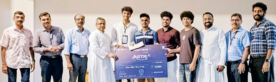 പുന്നപ്ര കാർമൽ പോളിടെക്നിക് കോളേജ് സംസ്ഥാന ഹാക്കത്തോണിൽ വിജയിച്ച ജ്യോതി കോളേജ് ഓഫ്  എൻജിനീയറിങ്ങിന് റവ. ഫാ. ആന്റണി വർഗീസ് സമ്മാനം നല്‍കുന്നു