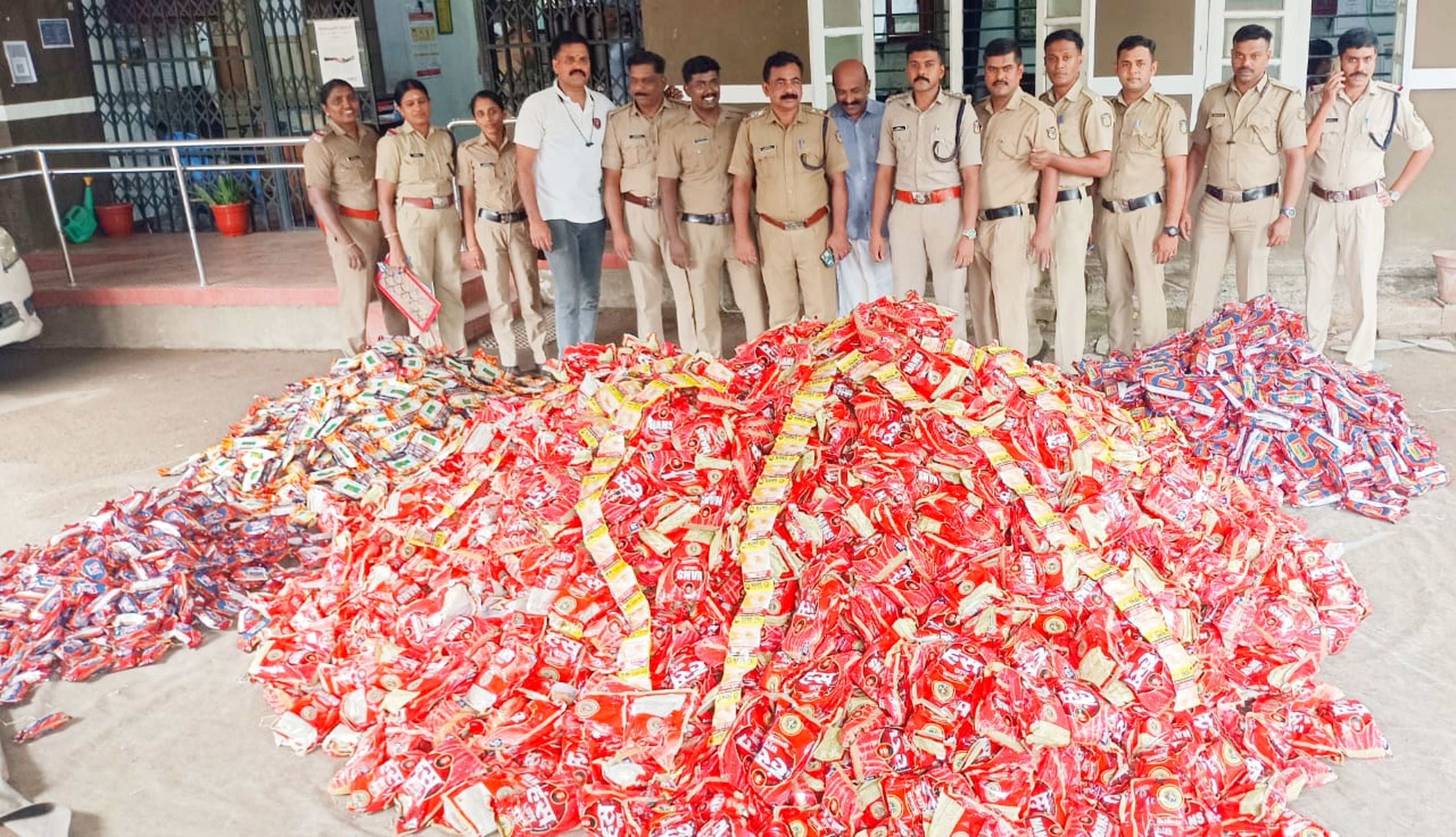 മങ്കരയിൽ പൊലീസ് പിടിച്ചെടുത്ത നിരോധിത പുകയില ഉൽപ്പന്നങ്ങൾ