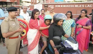 അഞ്ചാലുംമൂട് ഗവ. എച്ച്എസ്എസിൽ സമ്പൂർണ ഹെൽമെറ്റ് സാക്ഷരത പ്രഖ്യാപന ചടങ്ങിനിടെ കുട്ടിക്ക് ഹെൽമെറ്റ് വച്ചു നൽകുന്ന കലക്ടർ ആനി ജൂല തോമസ്