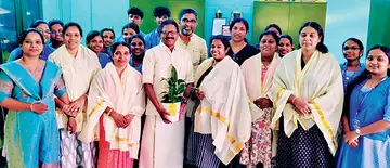 മുഹമ്മ എ ബി വിലാസം സ്കൂളിൽ ഹയർസെക്കൻഡറി മേഖല മുൻ  ഉപമേധാവി വി കെ അശോക് കുമാർ ഹിന്ദി അധ്യാപകരെ ആദരിച്ചപ്പോൾ