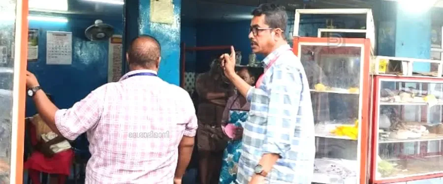 കുളത്തൂപ്പുഴയിലെ ഒരു ഹോട്ടലിൽ ആരോഗ്യവകുപ്പ് അധികൃതർ പരിശോധന നടത്തുന്നു 