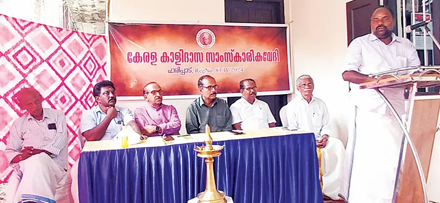കേരള കാളിദാസ സാംസ്‍കാരിക വേദിയുടെ പുസ്‍തകോത്സവം മുനിസിപ്പൽ വൈസ് ചെയർമാൻ എം ബി അനിൽ മിത്ര ഉദ്ഘാടനംചെയ്യുന്നു