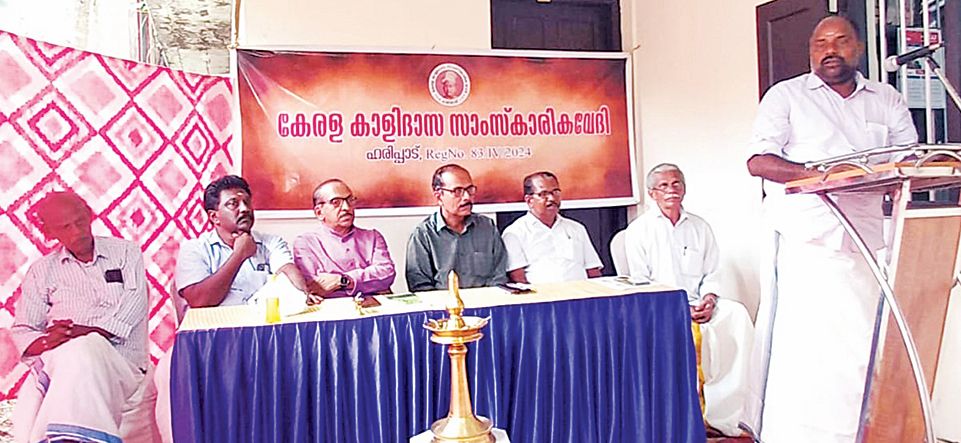 കേരള കാളിദാസ സാംസ്‍കാരിക വേദിയുടെ പുസ്‍തകോത്സവം മുനിസിപ്പൽ വൈസ് ചെയർമാൻ എം ബി അനിൽ മിത്ര ഉദ്ഘാടനംചെയ്യുന്നു