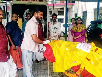 രാജുവിന്റെ മൃതദേഹം ആലപ്പുഴ മെഡിക്കൽ കോളേജിന് കെമാറാനായി  വീട്ടിൽനിന്ന് കൊണ്ടുപോകുന്നു