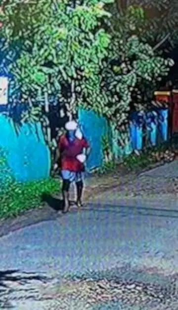 മോഷണത്തിനായി റഫീഖ്  നടന്നുപോകുന്ന സിസിടിവി ദൃശ്യം