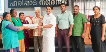 ഹരിപ്പാട് നഗരസഭയിൽ ഹരിത കർമസേനാംഗങ്ങൾക്ക് ജീവനോപാധി വിതരണം നഗരസഭാധ്യക്ഷൻ കെ കെ രാമകൃഷ്‌ണൻ ഉദ്ഘാടനംചെയ്യുന്നു