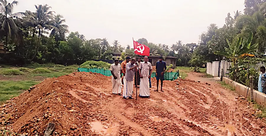 When KS-KTU and CPI(M) activists blocked the land clearing near Haripad Suresh Market