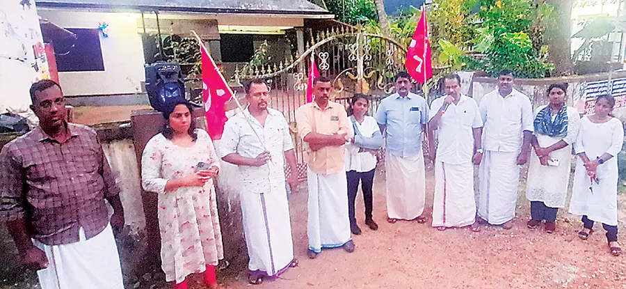 സിപിഐ എം ഹരിപ്പാട് ടൗൺ ഈസ്റ്റ് ലോക്കൽ കമ്മിറ്റി നെടുംതറയിൽ സംഘടിപ്പിച്ച പ്രതിഷേധയോഗം സെക്രട്ടറി എം തങ്കച്ചൻ  ഉദ്ഘാടനംചെയ്യുന്നു