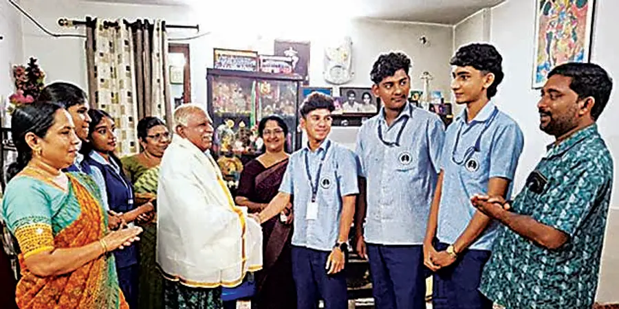 കാർഗിൽ യുദ്ധവിജയ ദിനാചരണത്തിന്റെ ഭാഗമായി നടുവട്ടം വിഎച്ച്എസ്എസിലെ വിദ്യാർഥികൾ റിട്ട. ക്യാപ്റ്റൻ ഡി ഡി ഭാസ-്കരപിള്ളയെ ആദരിക്കുന്നു