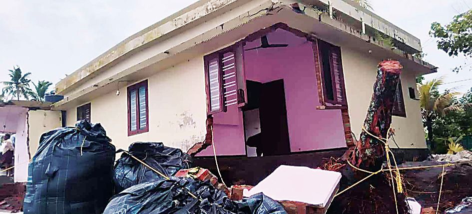 കടലാക്രമണത്തിൽ പെരുമ്പള്ളി പറത്തറയിൽ കുഞ്ഞുമോന്റെ വീട് തകർന്ന നിലയിൽ