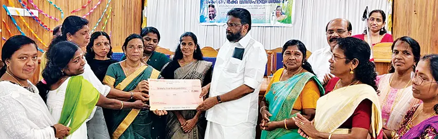 ഹരിപ്പാട് ബ്ലോക്ക് പഞ്ചായത്ത് വനിത കയർപിരി തൊഴിലാളികൾക്ക് നൽകുന്ന സഹായവിതരണം കയർഫെഡ് ചെയർമാൻ ടി കെ ദേവകുമാർ ഉദ്ഘാടനംചെയ്യുന്നു