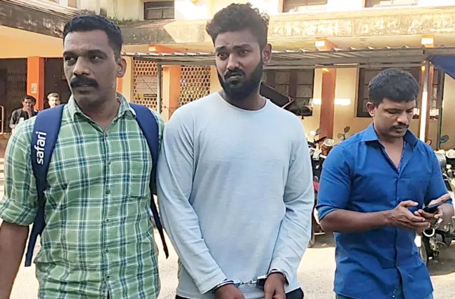 മുംബൈയിൽ അറസ്റ്റിലായ ഭരതരാജ് പഴനിയെ ഹരിപ്പാട് റെയിൽവേ സ്റ്റേഷനിൽ എത്തിച്ചപ്പോൾ