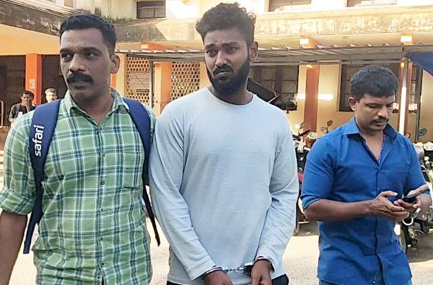 മുംബൈയിൽ അറസ്‍റ്റിലായ  ഭരതരാജ് പഴനിയെ ഹരിപ്പാട് റെയിൽവേ സ്‍റ്റേഷനിൽ എത്തിച്ചപ്പോൾ