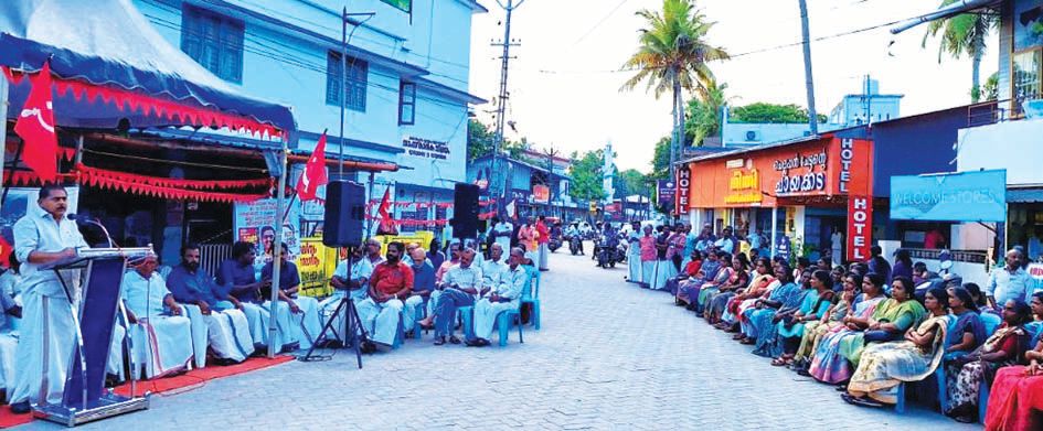 ദേശീയപാതയിലെ നാരകത്തറയിൽ അടിപ്പാത നിർമിക്കണമെന്നാവശ്യപ്പെട്ട് എൽഡിഎഫ് നിയോജകമണ്ഡലം കമ്മിറ്റി  സംഘടിപ്പിച്ച ബഹുജനധർണ ജില്ലാ കൺവീനർ ആർ നാസർ ഉദ്ഘാടനംചെയ്യുന്നു