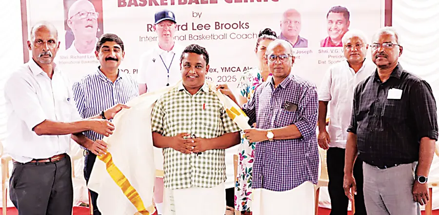 ജില്ലാ സ്പോർട്സ് കൗൺസിൽ പ്രസിഡന്റായി തെരഞ്ഞെടുത്ത വി ജി വിഷ്ണുവിന് ആലപ്പി ഡിസ്ട്രിക്ട് ബാസ്കറ്റ്ബോൾ അസോസിയേഷൻ സ്വീകരണം നൽകുന്നു