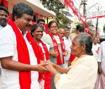 ജില്ലാ പഞ്ചായത്ത് മാന്നാര്‍ ഡിവിഷന്‍ എല്‍ഡിഎഫ് സ്ഥാനാര്‍ഥി  ജി കൃഷ്ണകുമാറിന് പൊതുവൂര്‍ ജങ്ഷനില്‍ നല്‍കിയ സ്വീകരണം
