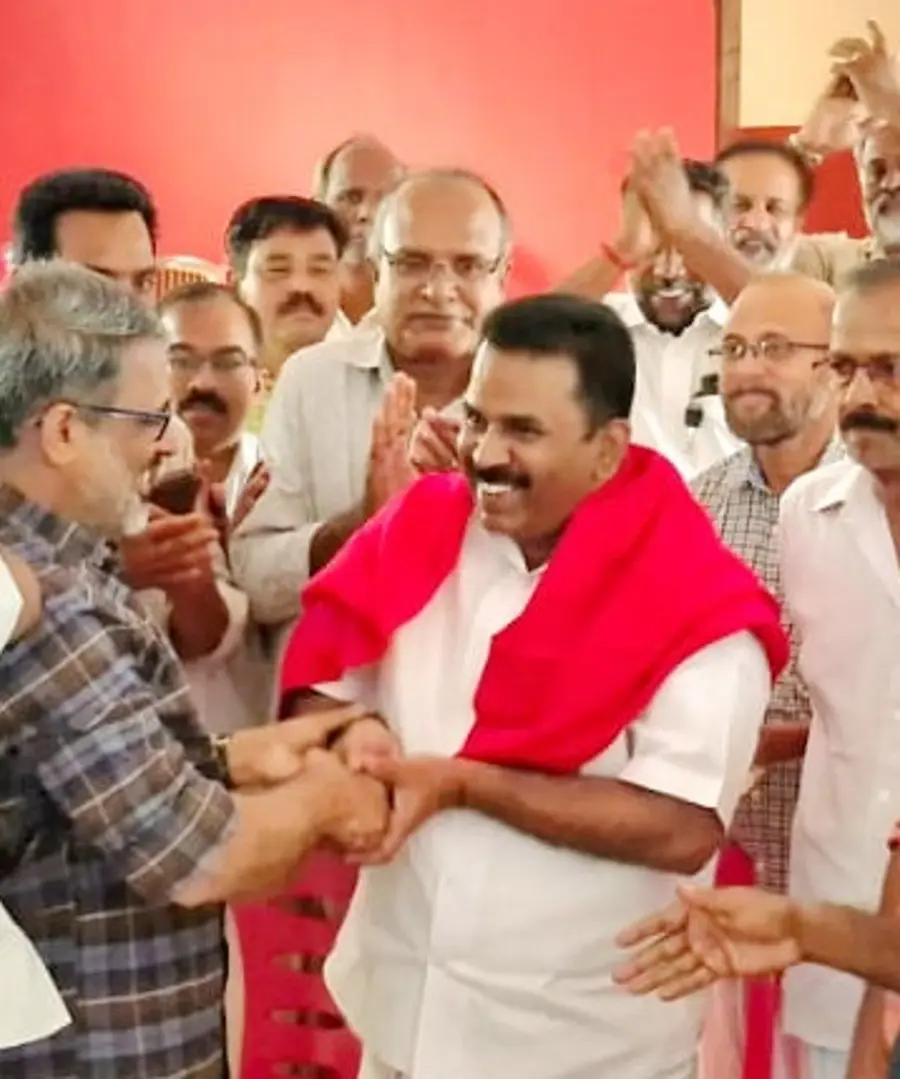 എൻ വിജയാനന്ദിനെ സിപിഐ എം ജില്ലാ സെക്രട്ടറി ഇ എൻ സുരേഷ്ബാബു സ്വീകരിക്കുന്നു