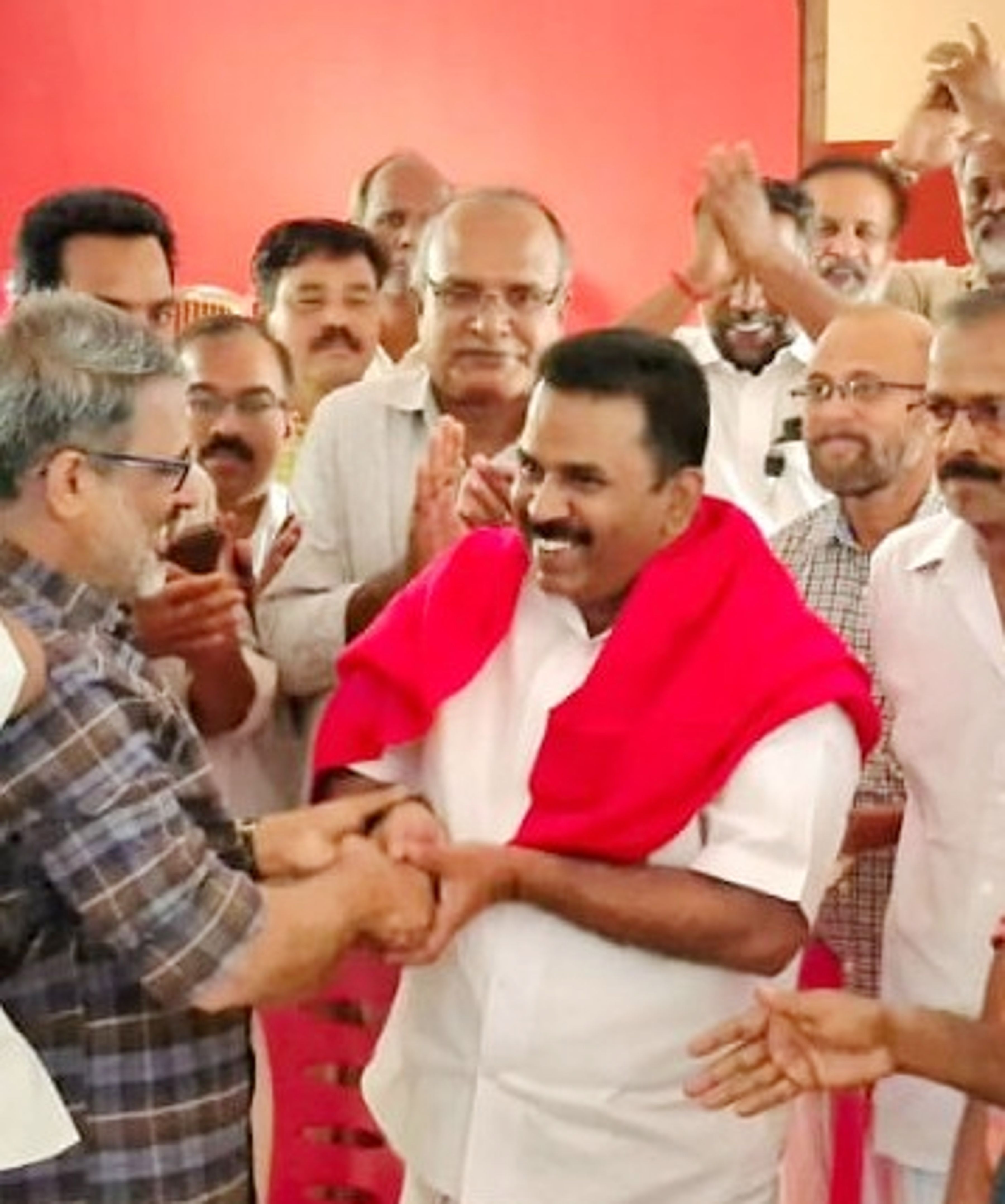 എൻ വിജയാനന്ദിനെ സിപിഐ എം ജില്ലാ സെക്രട്ടറി ഇ എൻ സുരേഷ്‌ബാബു  സ്വീകരിക്കുന്നു