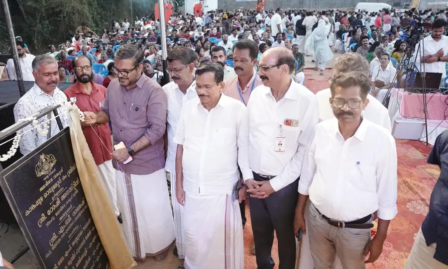 കാങ്കപ്പുഴ റെഗുലേറ്റർ കം ബ്രിഡ്ജിന്റെ ശിലാഫലകം മന്ത്രി എം ബി രാജേഷ് അനാഛാദനം ചെയ്യുന്നു